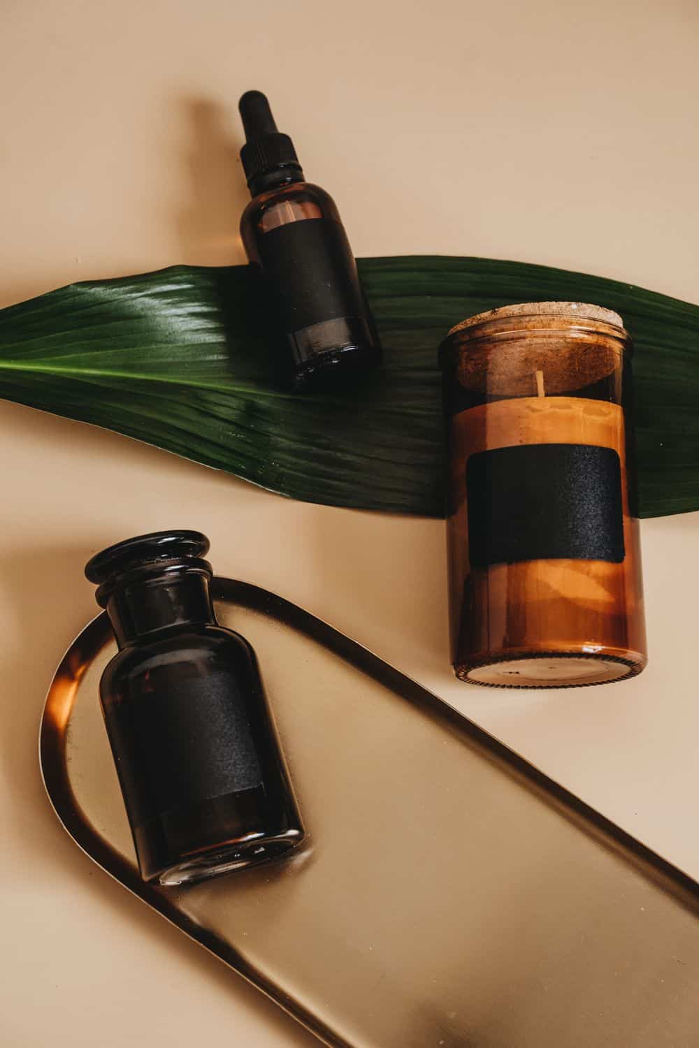 خروجی حرفه‌ای شمع و روغن معطر روی زمینه کرم